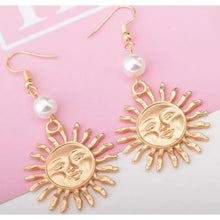 Load image into Gallery viewer, Smiling Sunshine Earrings.
