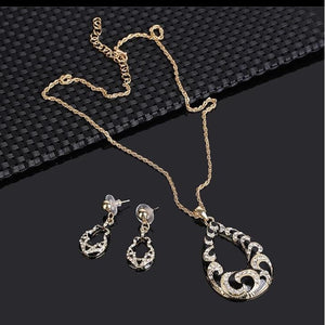 Black Swirl Design Necklace Set.