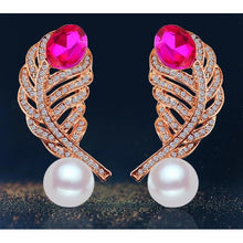Load image into Gallery viewer, Crystal Pearl Drop Earrings.