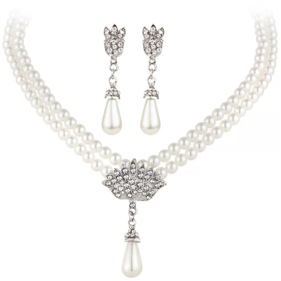 Crystal Pearl Necklace Set.